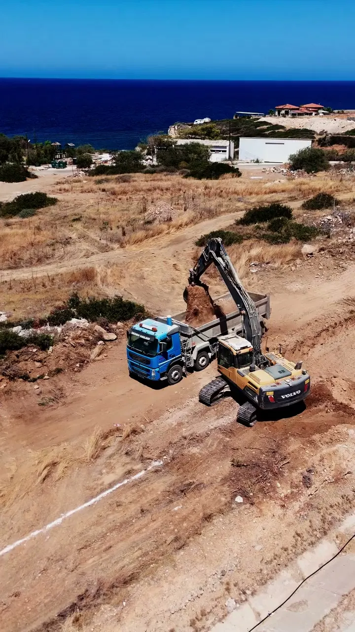 Canlı görüntü: deniz kenarında kamyona yük dolduran ekskavatör